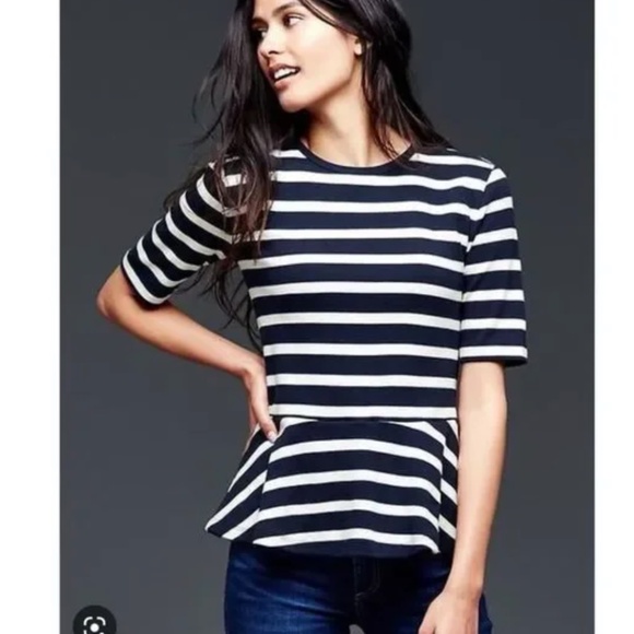 Gap White and navy peplum top - Size XSmall - Picture 1 of 3